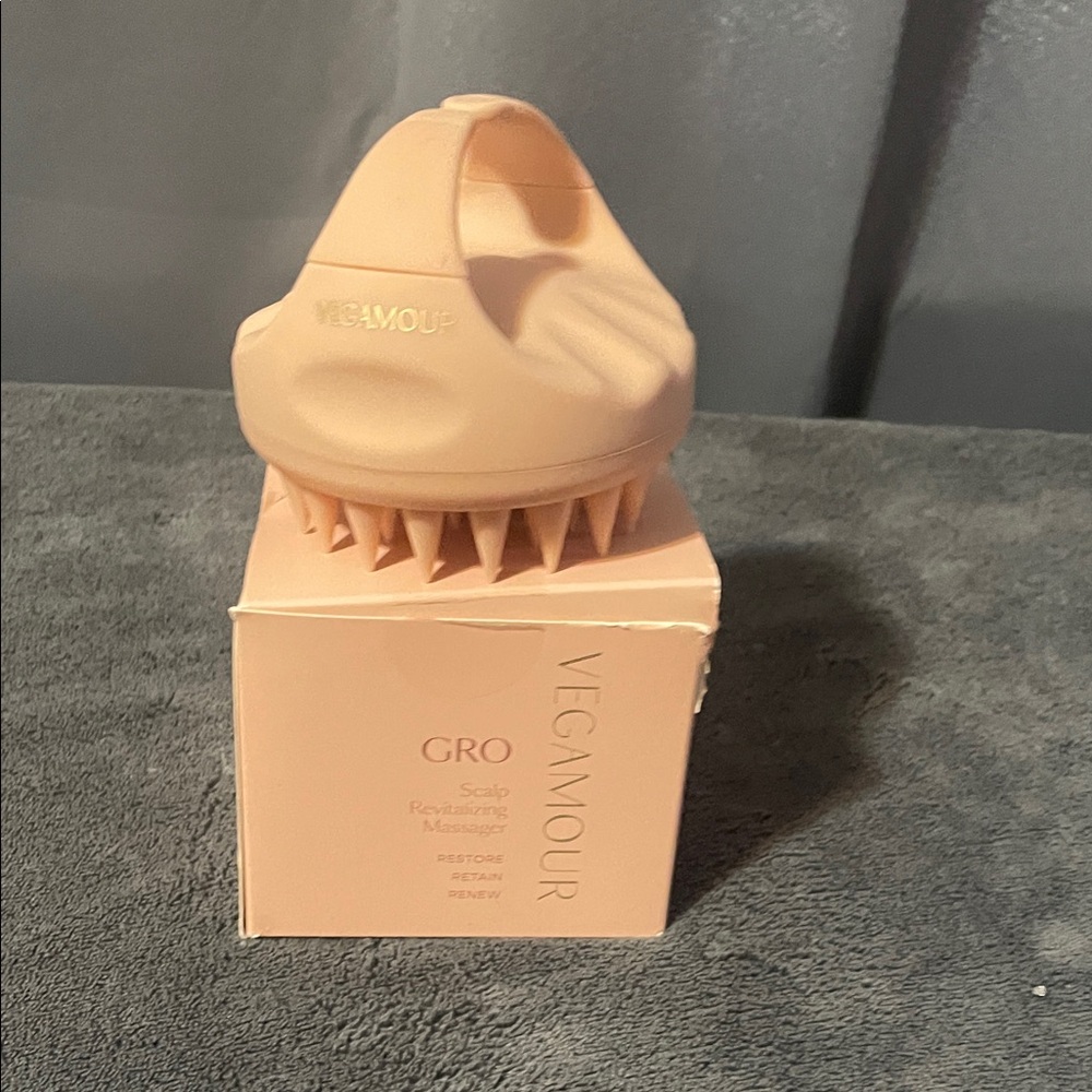 Vegamour GRO Scalp Revitalizing Massager - Peach Pink